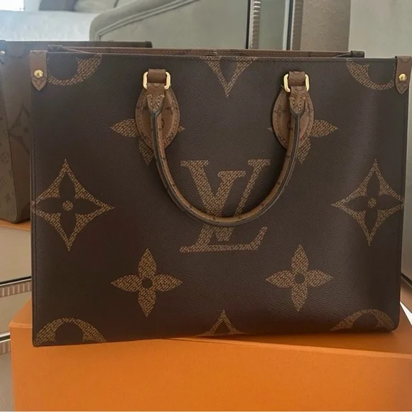 Louis Vuitton On the Go MM Monogram Tote - Picture 3 of 12
